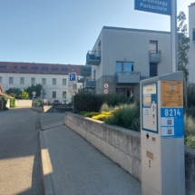 parkolóóra a mélygarázs bejárata előtt