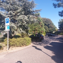 felszíni parkoló- csak munkanapokon fizetős!